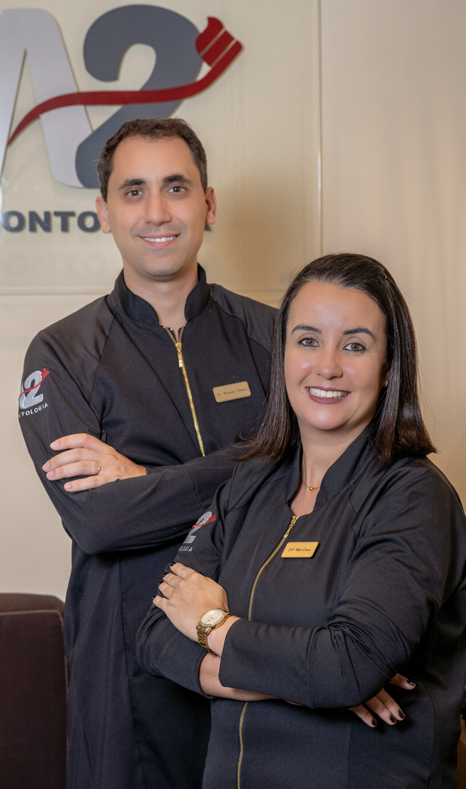 Dra. Aline Caron dos Santos Antunes e Dr. Alexandre Aires Antunes, da A2 Odontologia